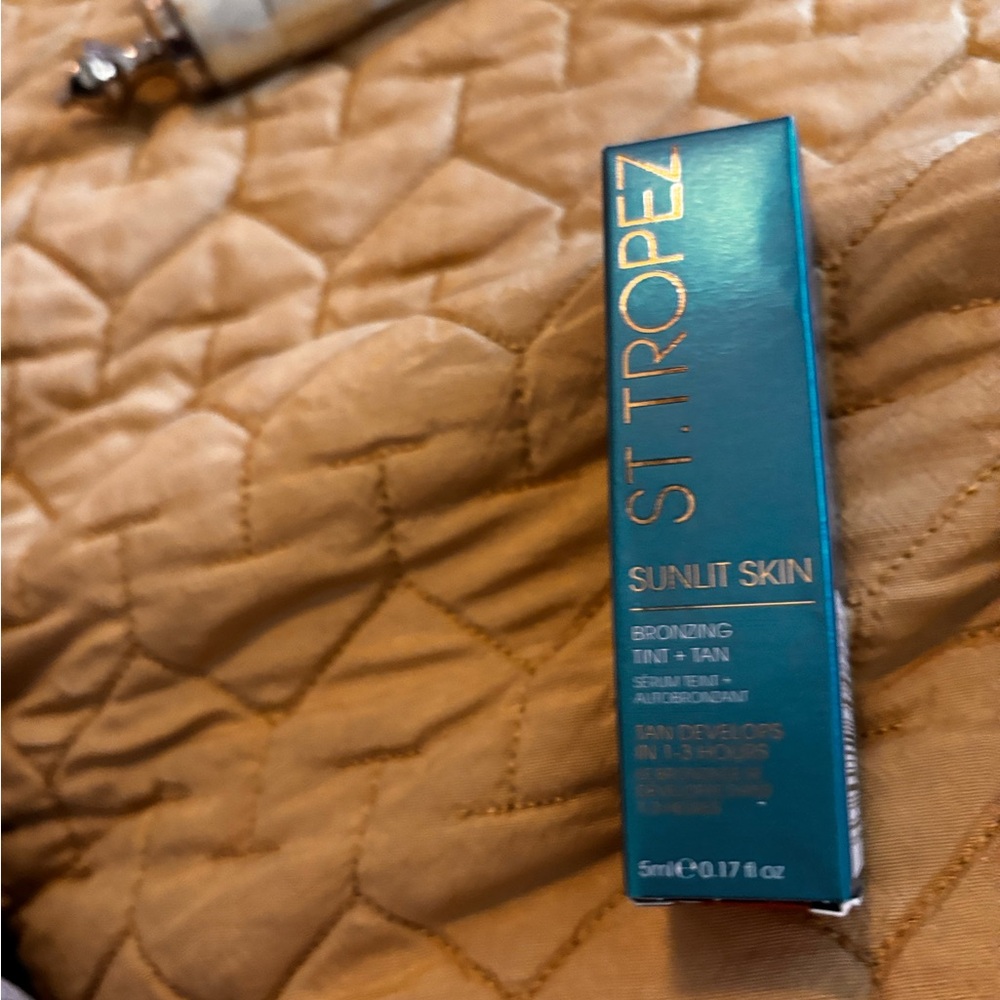 St. Tropez Sunlit Skin Bronzing Tint - Teal and Gold - Picture 5 of 9